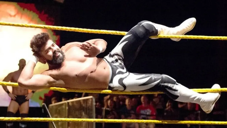 Andrade 'Cien' Almas cae contra Bobby Roode en TakeOver