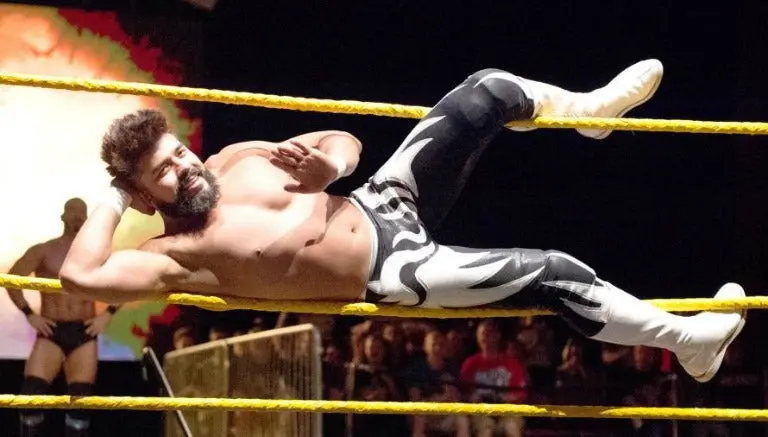 Andrade 'Cien' Almas cae contra Bobby Roode en TakeOver