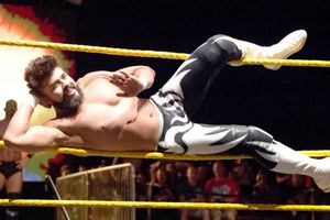Andrade 'Cien' Almas cae contra Bobby Roode en TakeOver
