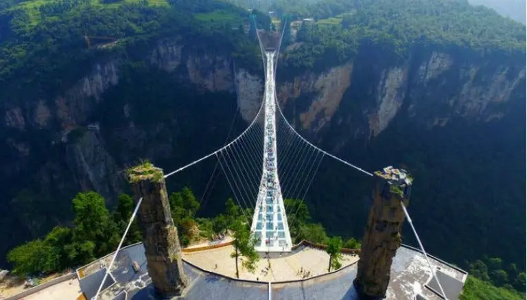 Puente de cristal en China, cerrado por sobredemanda