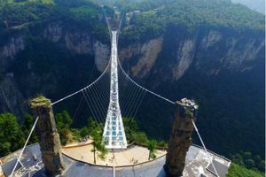 Puente de cristal en China, cerrado por sobredemanda