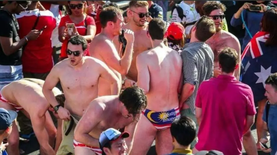 Jóvenes australianos, detenidos por desnudo en GP de Malasia