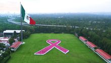 México forma el lazo rosa más grande de la historia
