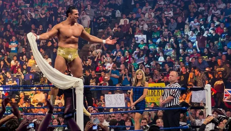 Hulk Hogan elogia a del Río para limpiar su imagen