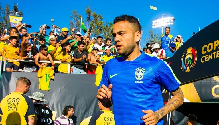 Dani Alves no fue el primero en abrir una botella de chilena