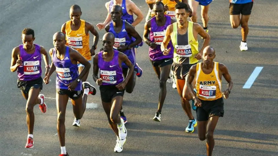Kenianos acaparan podio en Maratón de Chicago