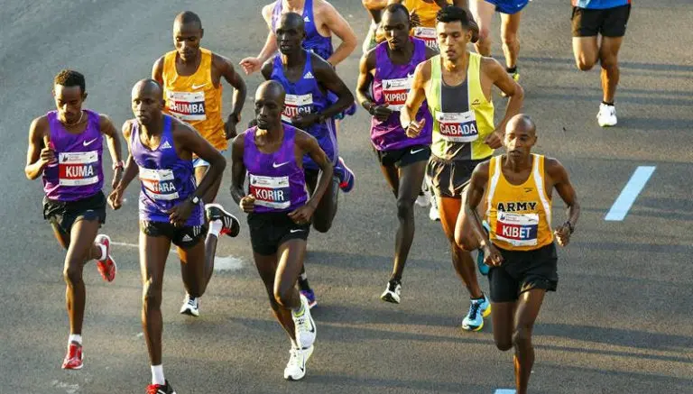 Kenianos acaparan podio en Maratón de Chicago