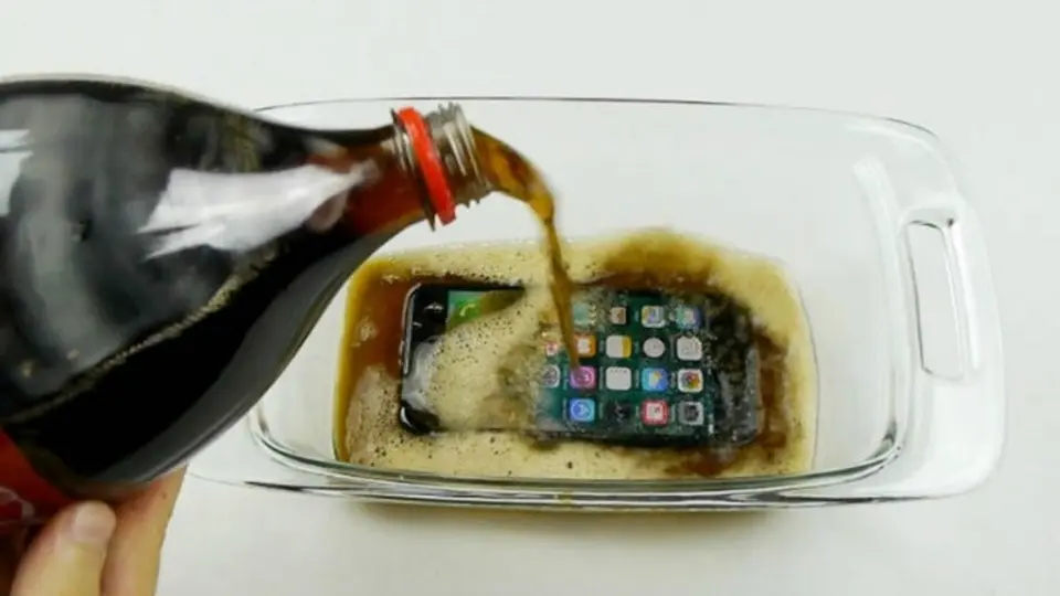 iPhone 7, intacto tras ser congelado con refresco