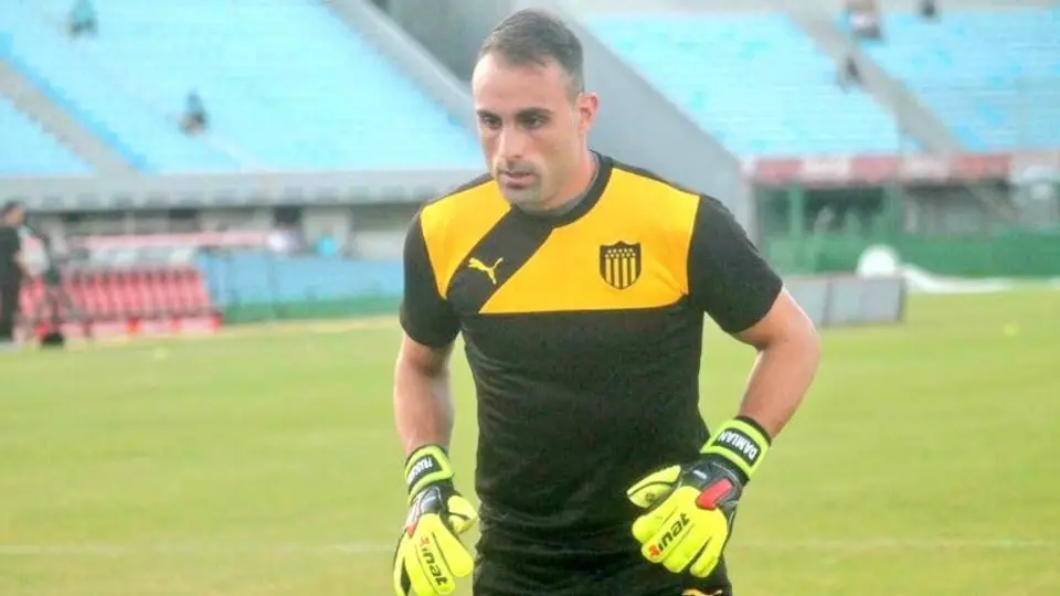 Madre del meta de Peñarol pide en radio titularidad de su hijo