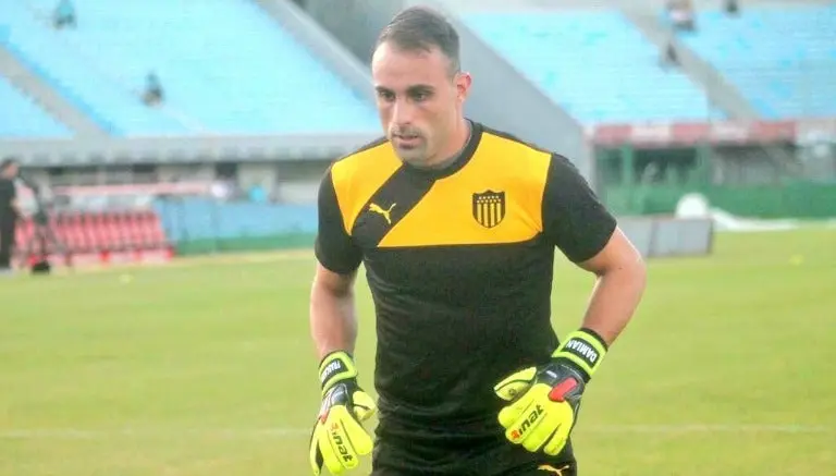 Madre del meta de Peñarol pide en radio titularidad de su hijo