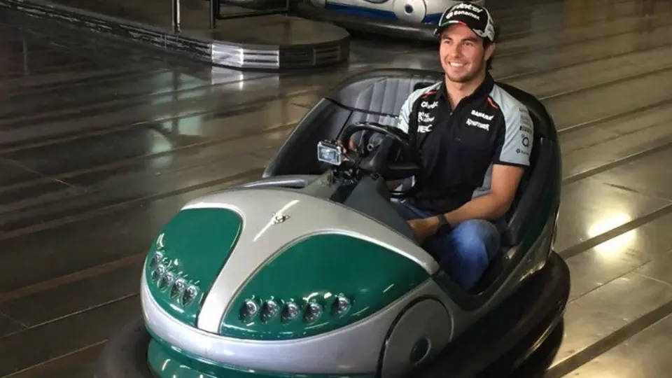 Checo Pérez da 'probadita' de destreza en carros chocones