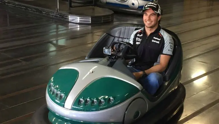 Checo Pérez da 'probadita' de destreza en carros chocones
