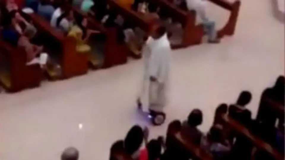 Cura es suspendido por oficiar misa en hoverboard