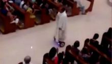 Cura es suspendido por oficiar misa en hoverboard