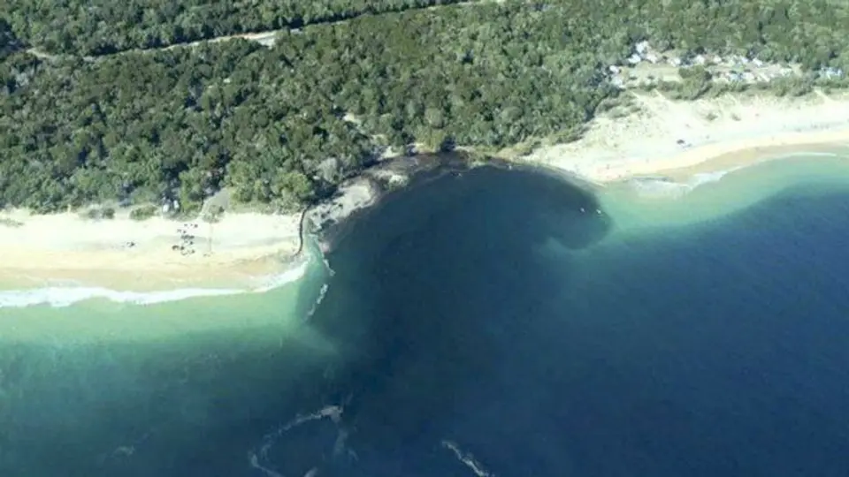 Inmenso agujero se traga playa en Australia