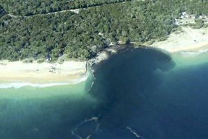Inmenso agujero se traga playa en Australia