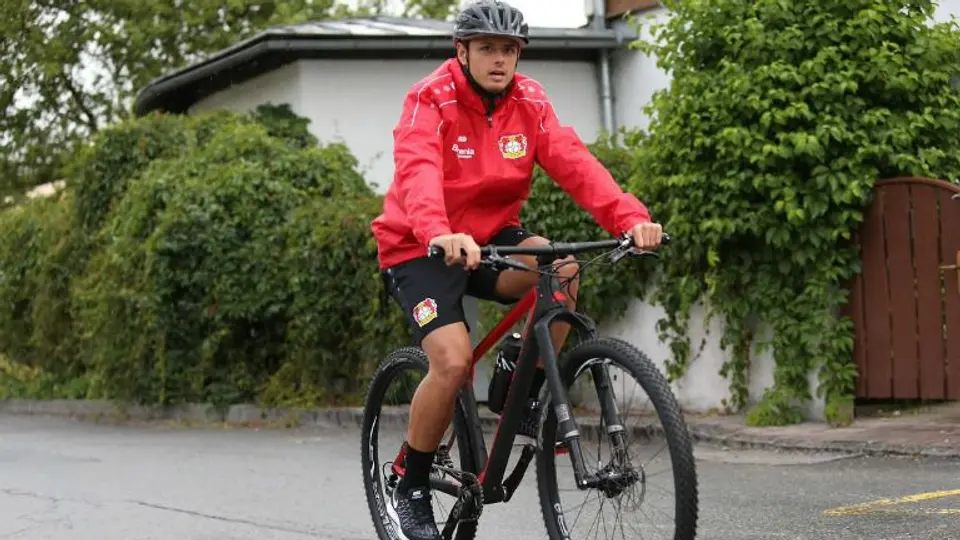 Chicharito conoce Austria en bicicleta