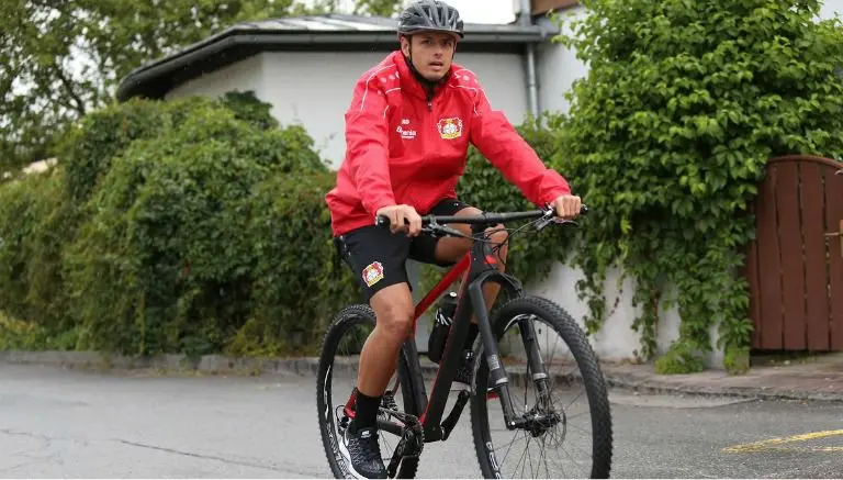 Chicharito conoce Austria en bicicleta