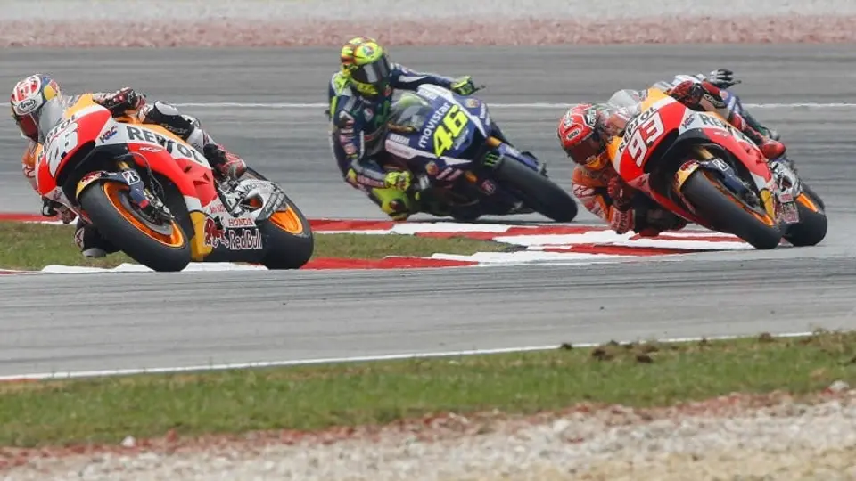 Rossi tira a Márquez de su moto con una patada