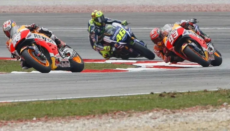 Rossi tira a Márquez de su moto con una patada