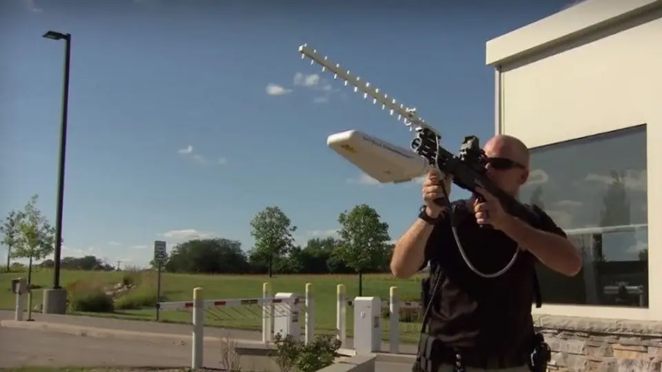 Crean rifle capaz de desactivar drones sin destruirlos