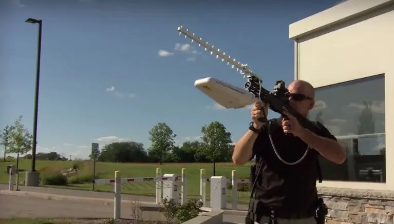 Crean rifle capaz de desactivar drones sin destruirlos