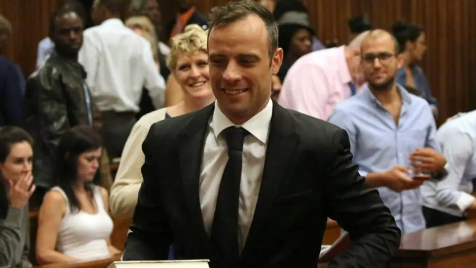 Juez concede libertad vigilada bajo fianza a Pistorius