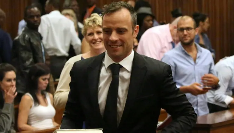 Juez concede libertad vigilada bajo fianza a Pistorius
