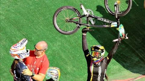 Pajón hace historia en BMX con bicampeonato olímpico