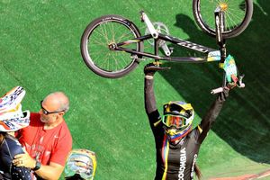 Pajón hace historia en BMX con bicampeonato olímpico