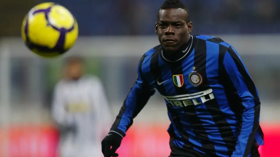 Balotelli orinaba los botines de sus compañeros