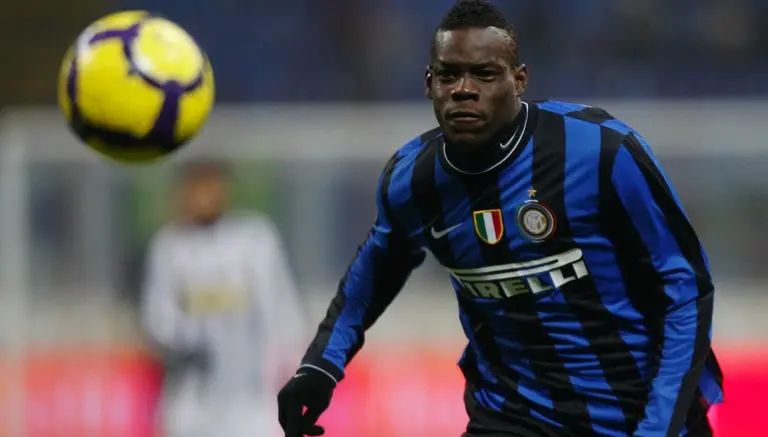 Balotelli orinaba los botines de sus compañeros