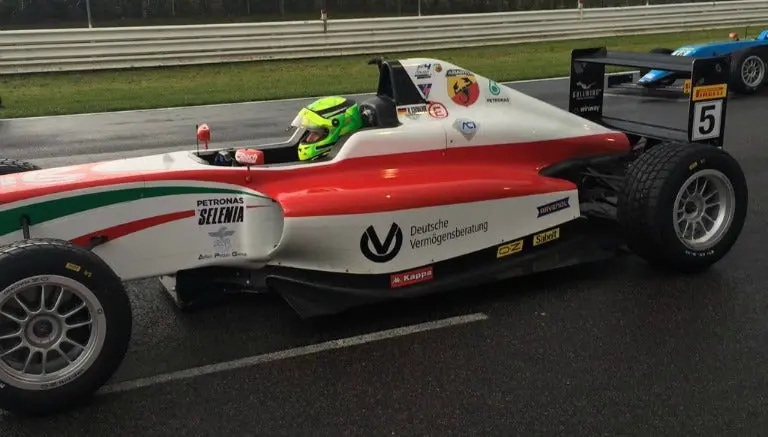 Hijo de Schumacher debuta y arrasa en F4 italiana