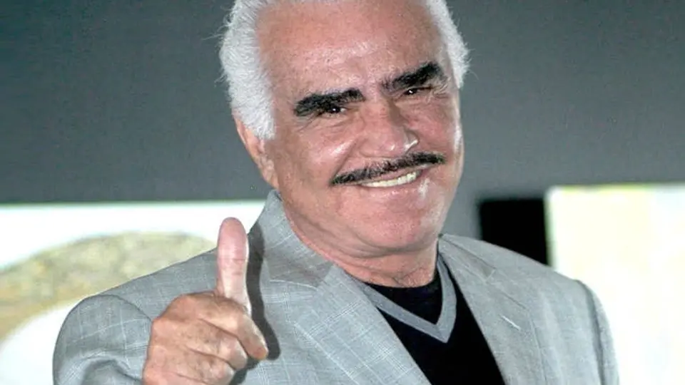 Vicente Fernández lanza corrido en apoyo a Clinton