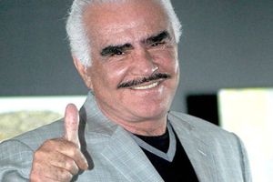 Vicente Fernández lanza corrido en apoyo a Clinton