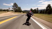 Skater desciende colina a 110 km/hr