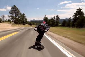 Skater desciende colina a 110 km/hr