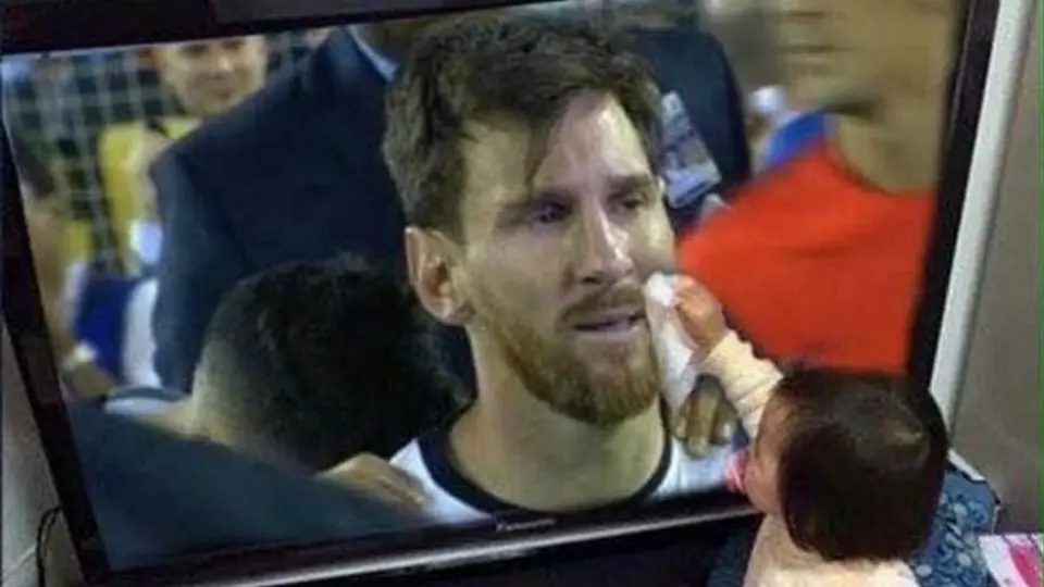 Se vuelve viral imagen falsa de niña consolando a Messi