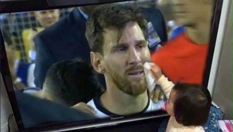 Se vuelve viral imagen falsa de niña consolando a Messi
