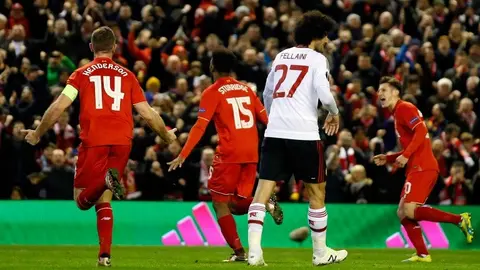 Liverpool gana primer 'round' al United en Europa League