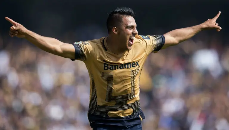 RÉCORD te regala una camiseta autografiada de Pumas