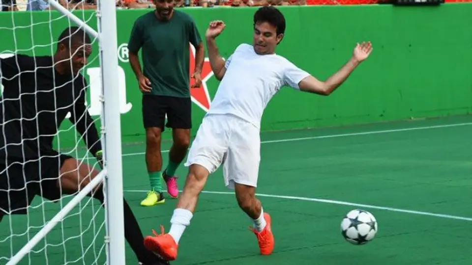 Checo Pérez anota en partido altruista de F1