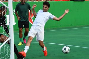 Checo Pérez anota en partido altruista de F1