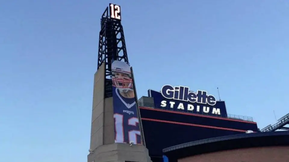 Patriotas colocan imagen gigante de Brady en su estadio