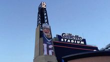 Patriotas colocan imagen gigante de Brady en su estadio