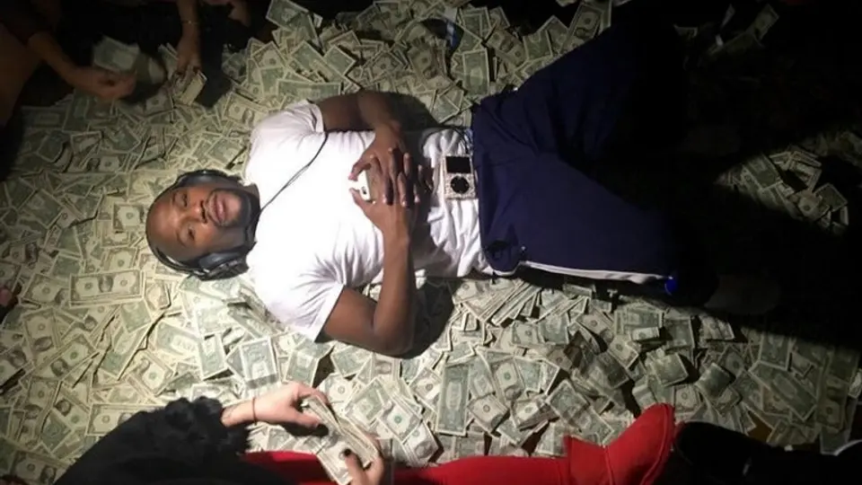 Mayweather monta un club de striptease en su casa