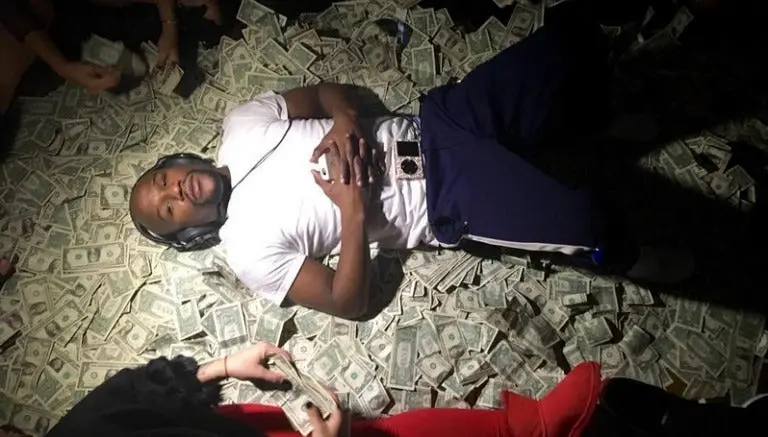 Mayweather monta un club de striptease en su casa