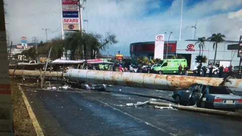 Caída de espectacular en Metepec deja cinco lesionados