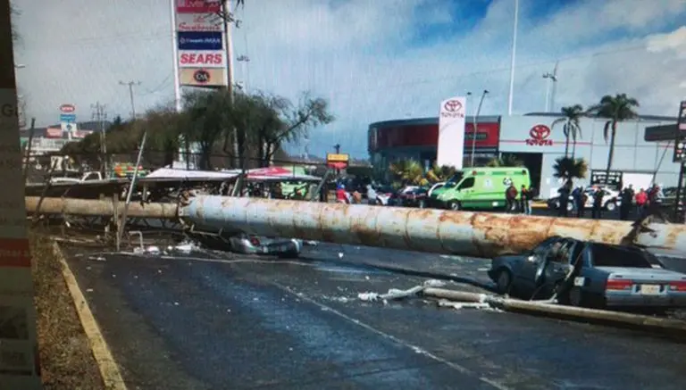 Caída de espectacular en Metepec deja cinco lesionados