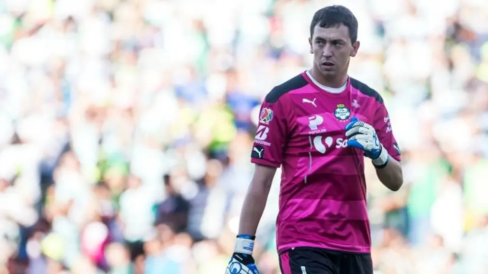 Marchesín deja la portería y juega de delantero contra Puebla